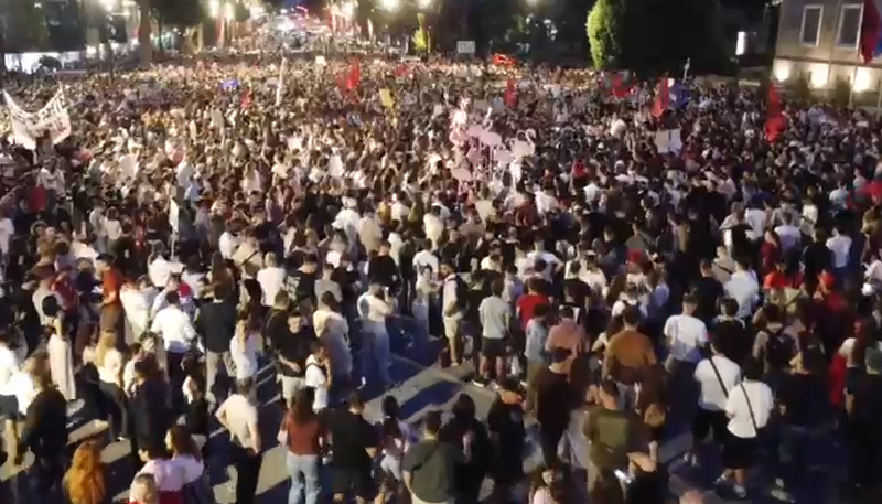 &ldquo;Nes&euml;r s&euml;rish n&euml; shesh!&rdquo;/ Protesta p&euml;r
