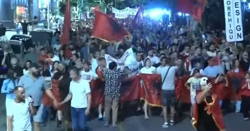 Protestuesit nisin marshimin drejt rrug&euml;ve t&euml; Tiran&euml;s