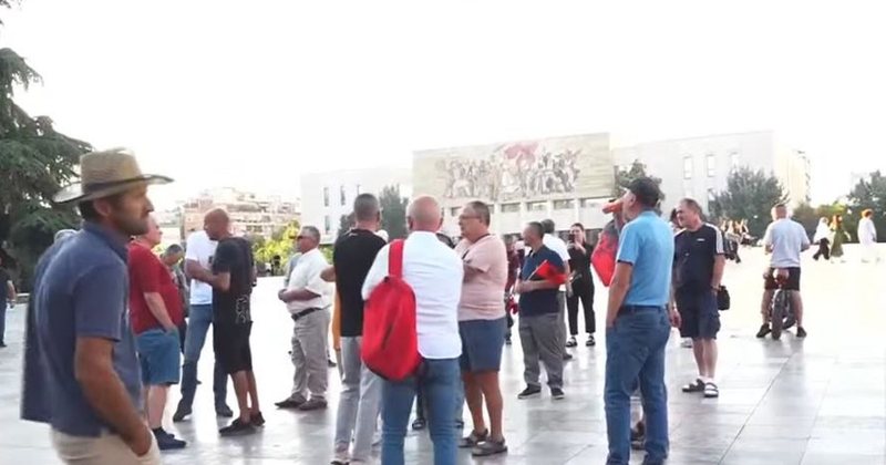 DITA 38/ Sheshi "Sk&euml;nderbej" po mbushet me protestues p&euml;r