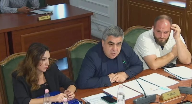 Gonxhja ofendon protestuesit: Tuf&euml; budallenjsh! Fatura 4.3 mln euro e
