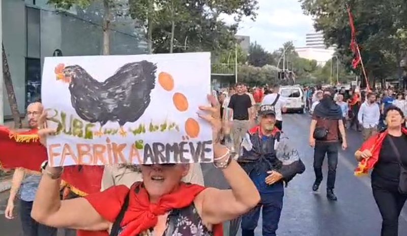 &ldquo;Pula n&euml; burg! &Euml;sht&euml; fabrik&euml; e