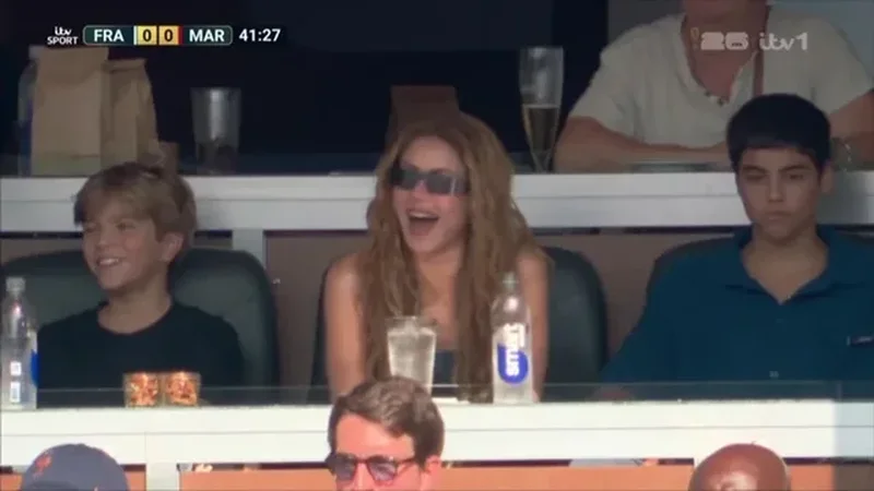 Shakira &ldquo;vjedh&rdquo; v&euml;mendjen n&euml; Bot&euml;ror, kamerat