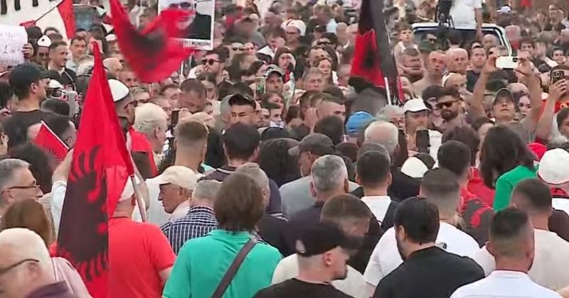 Protestuesit k&euml;rkojn&euml; nga SPAK t&euml; hetoj&euml; pasurit&euml; e