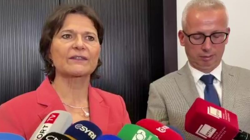 Ambasadorja zvicerane n&euml; Shqip&euml;ri flet p&euml;r protestat: