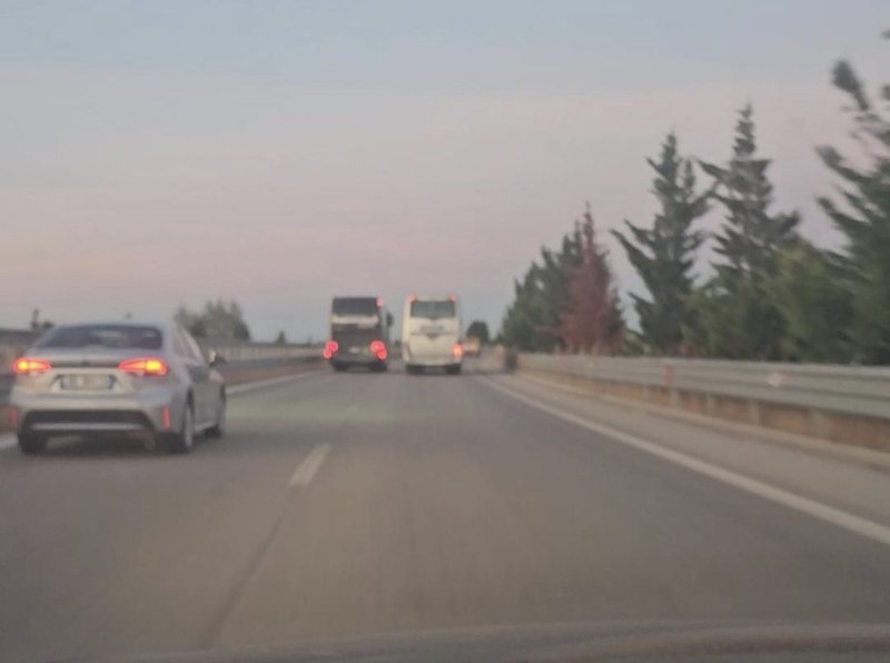 Autobus&euml;t b&euml;jn&euml; gara shpejt&euml;sie n&euml; autostrad&euml;