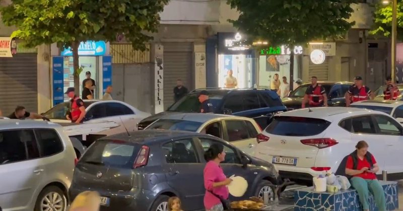 Ndjekje si n&euml; filma n&euml; qend&euml;r t&euml; Durr&euml;sit/ Policia