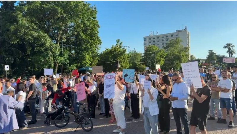 "Posht&euml; qeveria"/ Edhe Elbasani n&euml; protest&euml;,