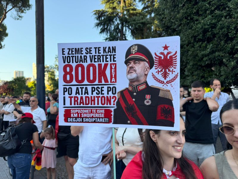 Pankartat &lsquo;pikante&rsquo; nga protesta e qytetar&euml;ve: Kjo qeveri ka