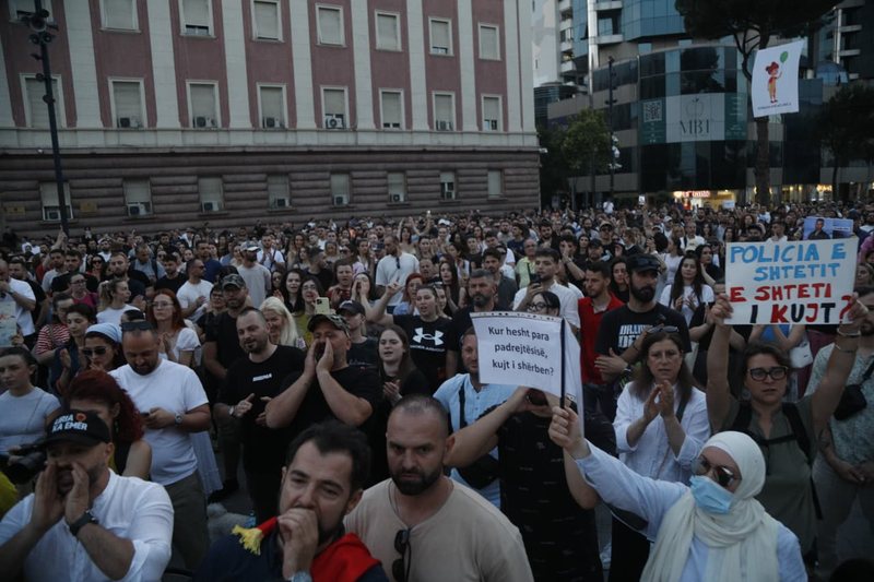 Mbi 2 or&euml; protest&euml;! Qytetar&euml;t marshim n&euml; Tiran&euml;,