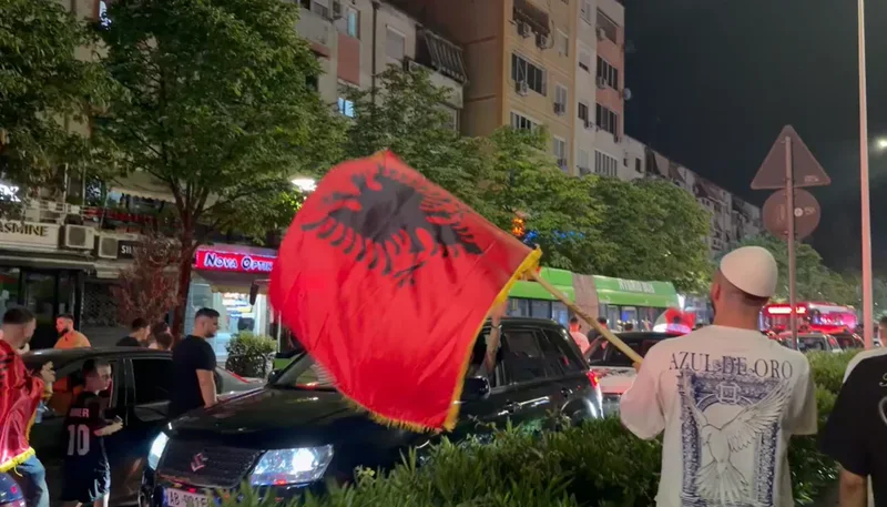 Protestuesit &lsquo;paralizojn&euml;&rsquo; qarkullimin n&euml; Tiran&euml;,
