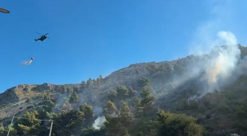 Zjarri n&euml; malin e Sh&euml;ngjinit, nd&euml;rhyn edhe helikopteri i