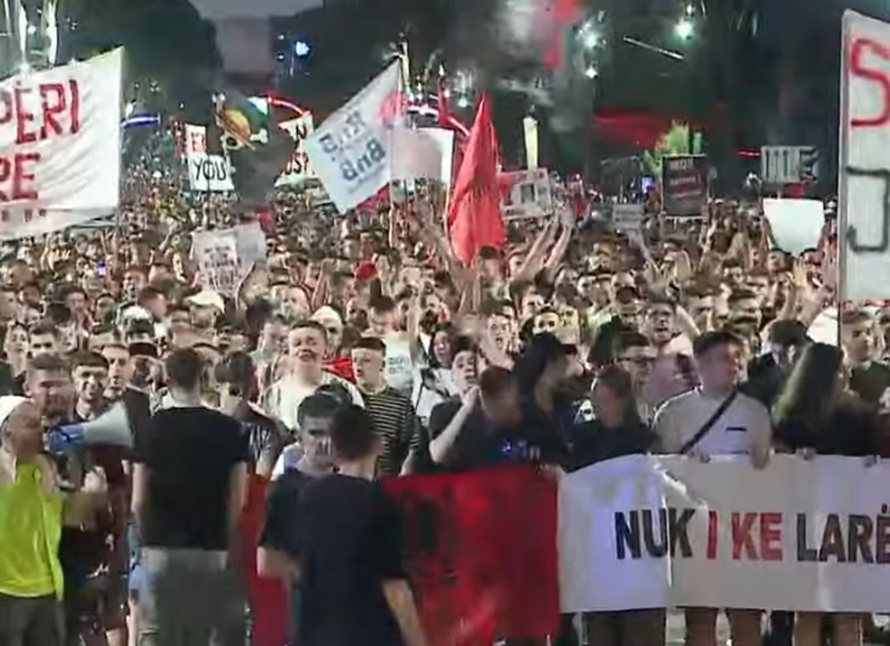 P&euml;rfundojn&euml; fjalimet para kryeministris&euml;, protestuesit nisin