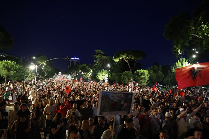 &ldquo;Rama dor&euml;hiqu&rdquo;! Protestuesit vijojn&euml; marshimin n&euml;