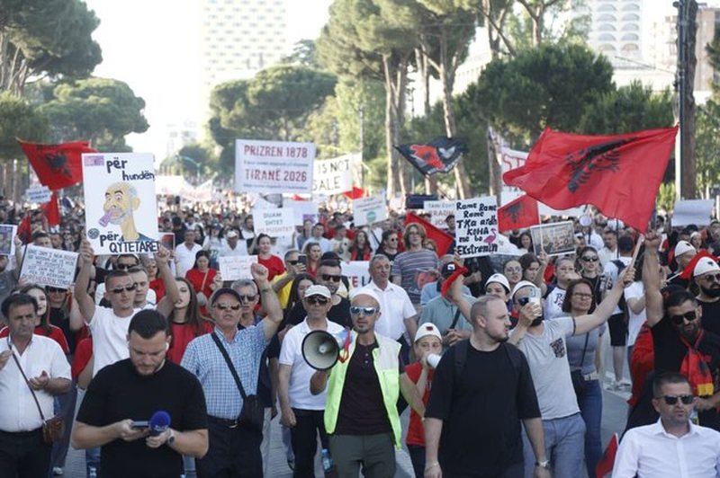 Socialist&euml;t po &lsquo;skanojn&euml;&rsquo; rrjetet sociale p&euml;r t&euml;