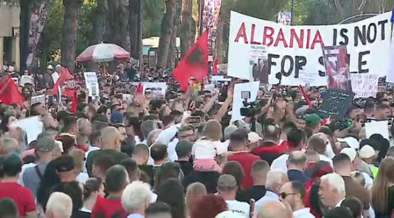 Protestuesja sfidon Ram&euml;n: Eja n&euml; shesh n&euml;se je burr&euml;