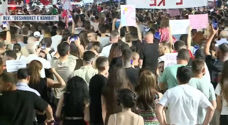 &ldquo;Ju erdhi fundi!&rdquo;/ Protestuesit nisin marshimin dhe tejmbushin