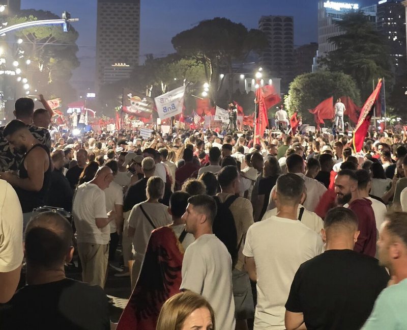 Qindra mij&euml;ra shqiptar&euml; rrethuan Kryeministrin&euml;, prestigjiozja
