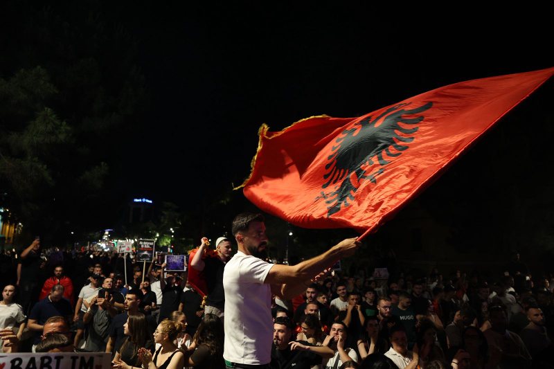 &ldquo;Revolucion&rdquo;, &ldquo;Shqip&euml;ri e Re&rdquo;/ Marshimi kilometrik