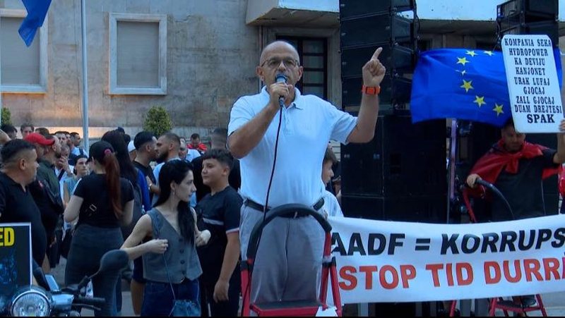 Mjeku- Ram&euml;s: Premtove sh&euml;ndet&euml;si falas, uj&euml; 24 or&euml; dhe