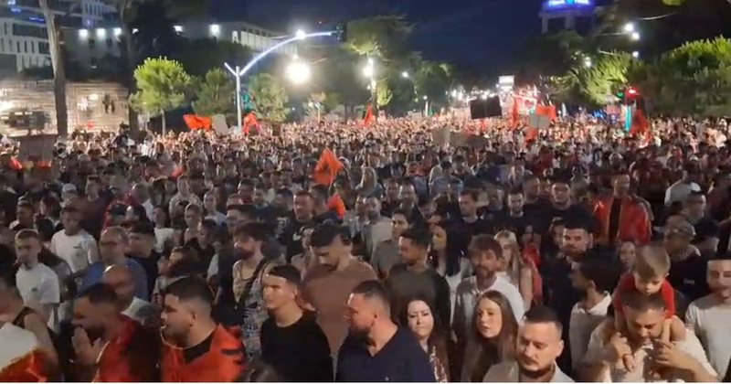 "Lum&euml;" njer&euml;zish protestojn&euml; n&euml; Tiran&euml;: Rama