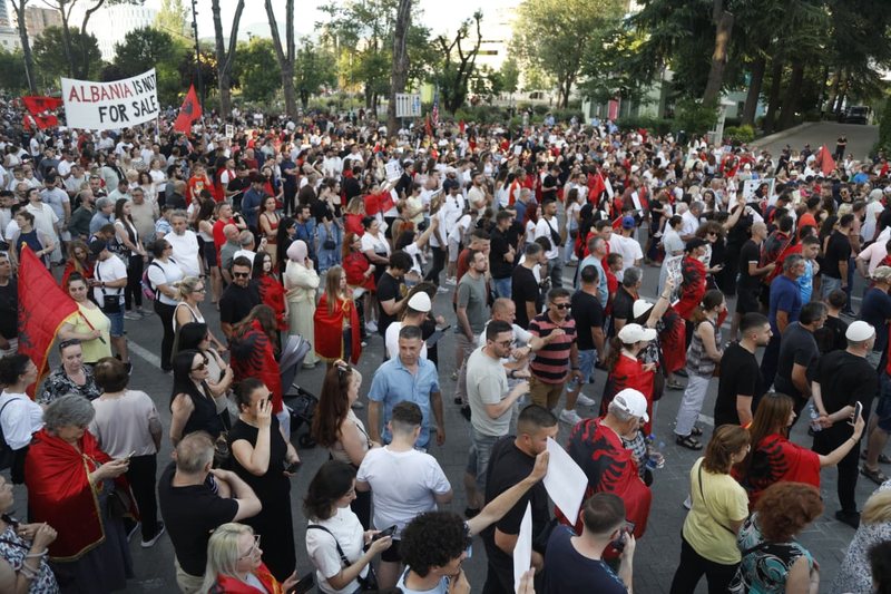Protesta e 16/ Nis grumbullimi i qytetar&euml;ve n&euml; sheshin