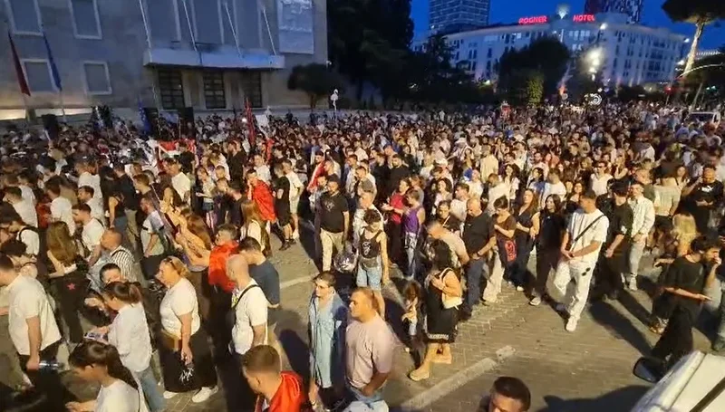 Protestuesit vazhdojn&euml; marshimin prej kat&euml;r or&euml;sh: