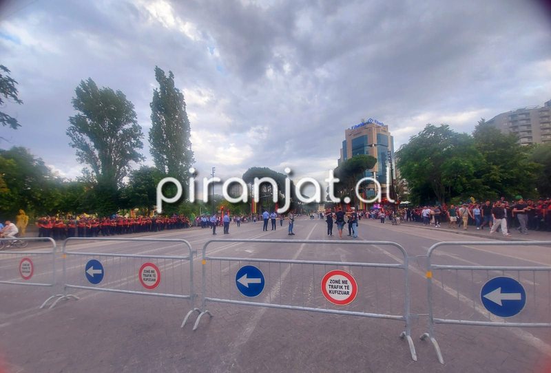 VIDEO/ Bulevardi bllokohet me gardh metalik
