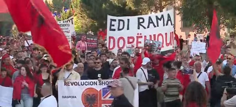 &ldquo;Ju erdhi fundi&rdquo;- Mij&euml;ra qytetar&euml; marshojn&euml; drejt