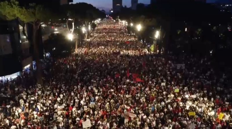 VIDEO/ Si kurr&euml; m&euml; par&euml;! Bulevardi g&euml;lon nga protestuesit,