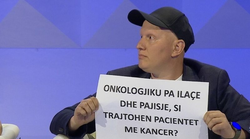 Gazetari Stafa &ldquo;proteston&rdquo; me pankart&euml; n&euml; studio: