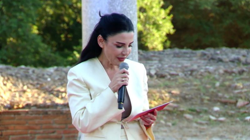 Qytetar&euml;t n&euml; shesh k&euml;rkojn&euml; burg p&euml;r t&euml;, Balluku