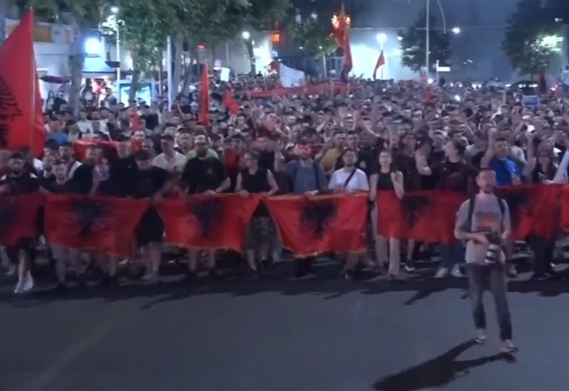 Mij&euml;ra qytetar&euml; vijojn&euml; marshimin n&euml; Tiran&euml;: Bashkohuni