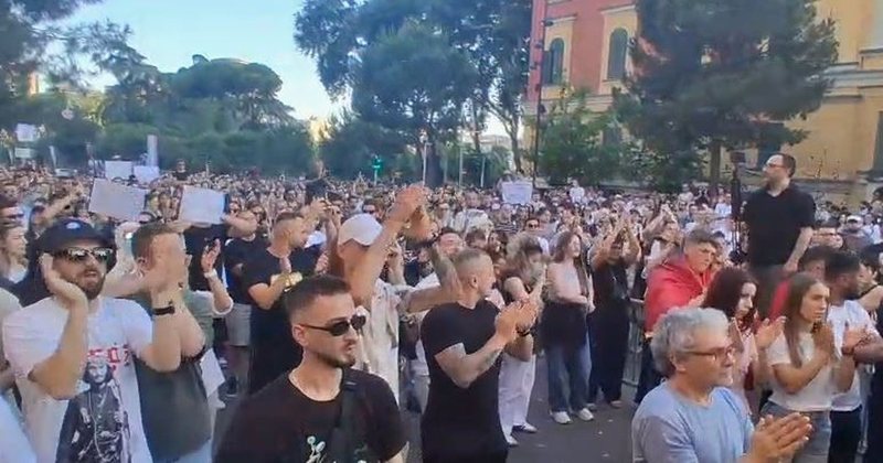 VIDEO/ Dhuna ndaj protestuesve n&euml; Zv&euml;rnec, protest&euml; para