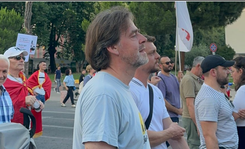 24 dit&euml; revolt&euml; p&euml;r dor&euml;heqjen e Ram&euml;s! Ish-zv