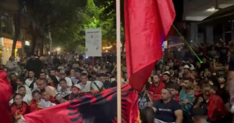 Marshimi i protestuesve ndalet para Komisariatit nr.3, ulen k&euml;mb&euml;kryq