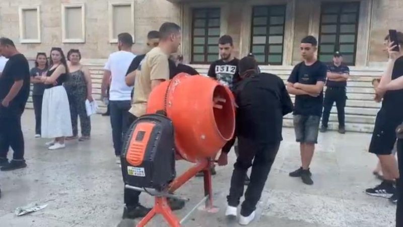Betonierja &ldquo;zbret&rdquo; n&euml; protest&euml;, mesazhi q&euml; fshihet