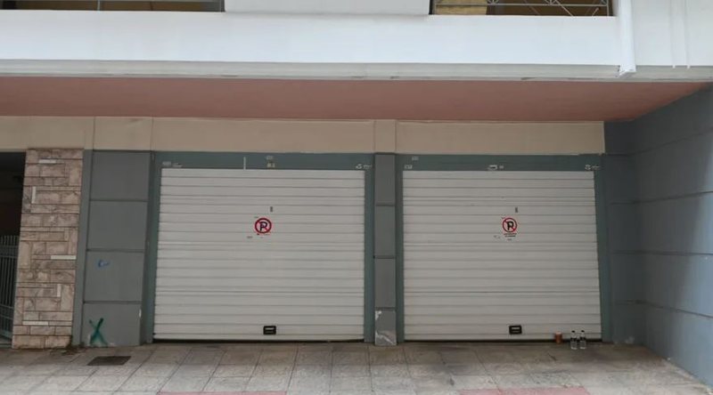 Dy t&euml; rinj gjenden t&euml; vdekur brenda makin&euml;s n&euml; parking.
