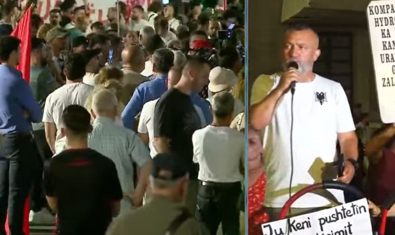 Protestuesi lexon deklarat&euml;n e fort&euml; t&euml; Lig&euml;s Qytetare