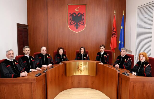 N&euml; foto: An&euml;tar&euml;t e Gjykat&euml;s Kushtetuese