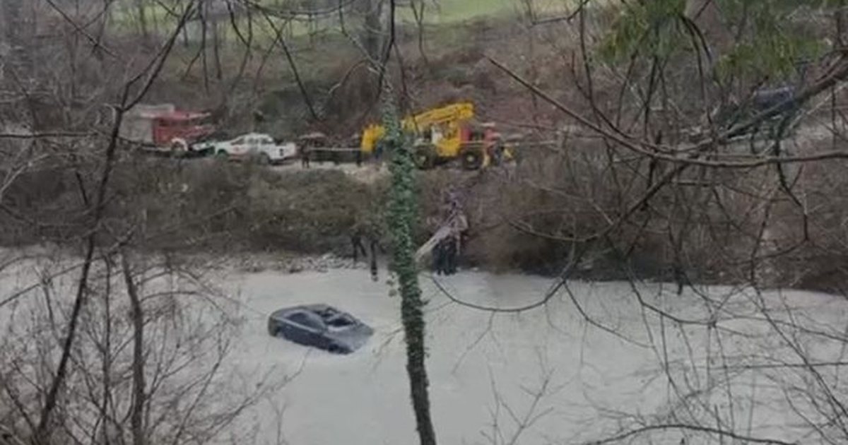 Shoku e braktisi në përrua pas aksidentit  asnjë gjurmë nga 30 vjeçari i zhdukur në Klos