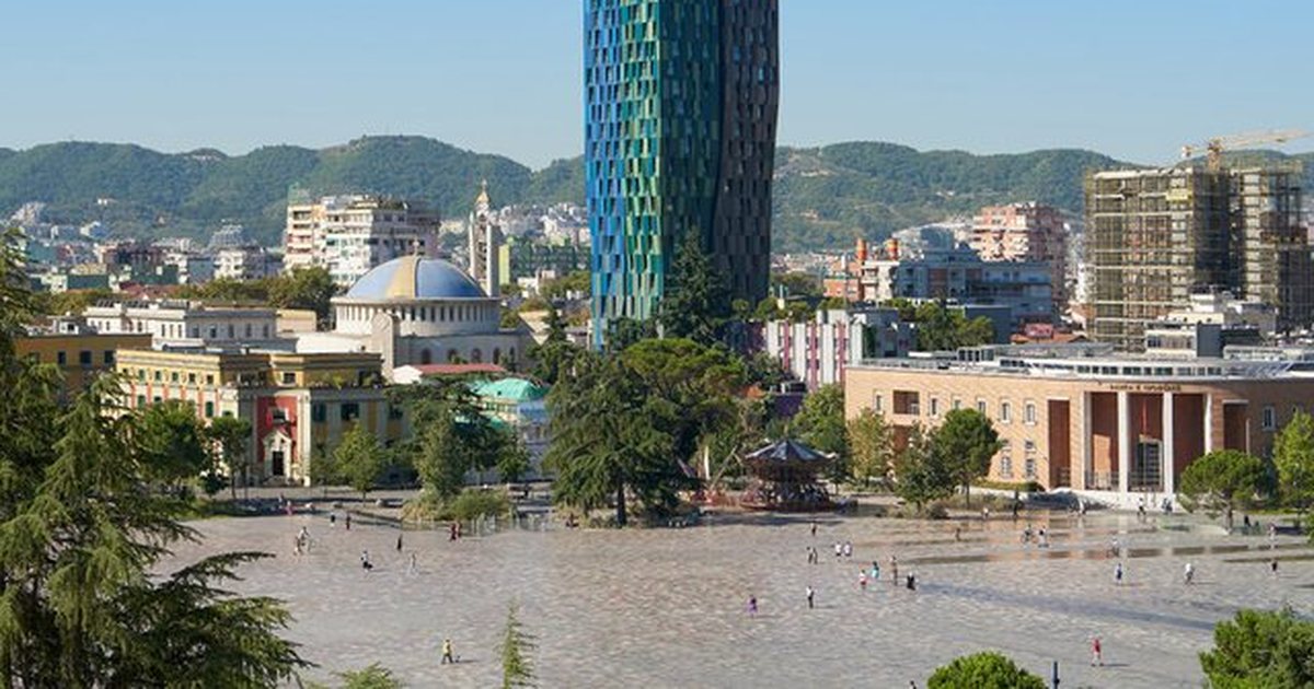 Operacioni i SPAK te pallati luksoz në Tiranë  sekuestrohen qindra pajisje dhe një Ferrari