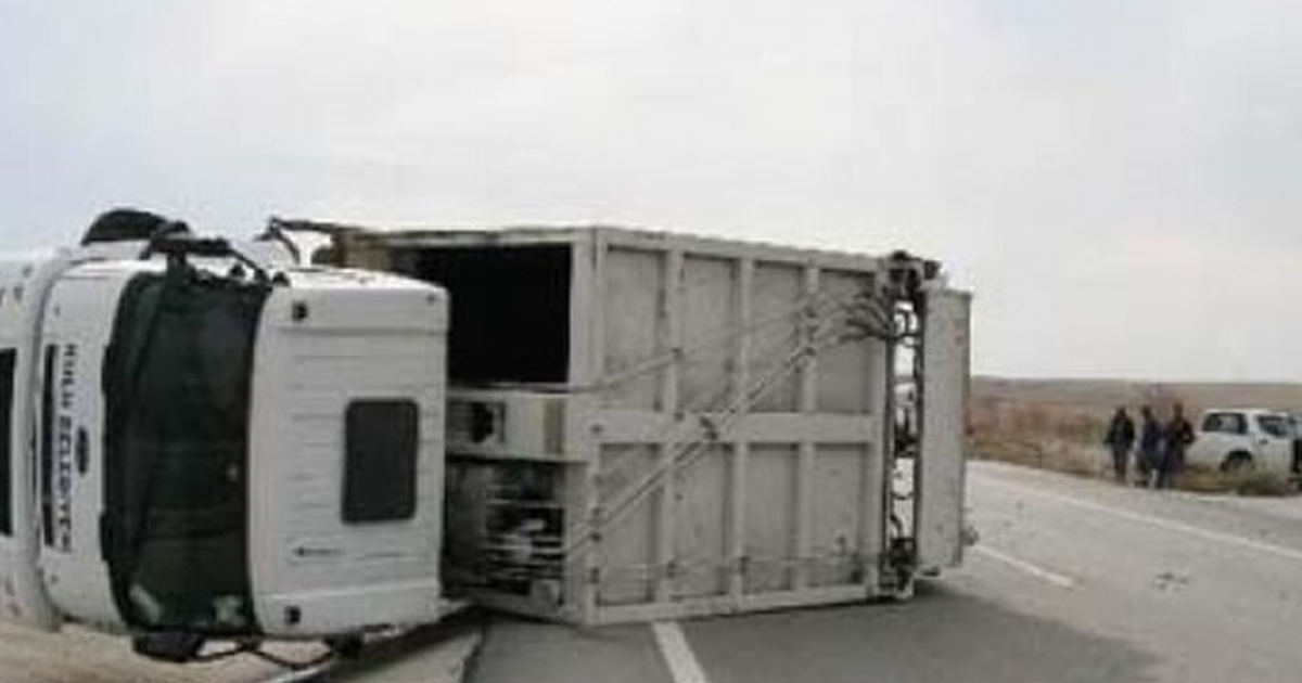 Përmbyset kamioni në autostradën Durrës Tiranë