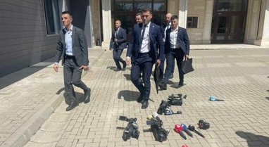Gazetarët bojkotojnë Albin Kurtin, lënë në tokë