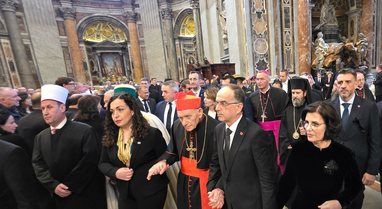 Begaj dhe Osmani kryejnë homazhe pranë trupit të Papa
