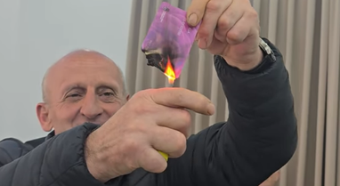 Video/ Minatori i zhgënjyer djeg teserën e PS