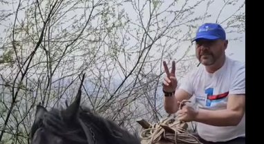 Video/ Mziu seeks votes on horseback: Door to door like in the time of