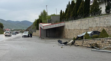 Aksident në aksin Korçë-Pogradec, mjeti del nga rruga dhe
