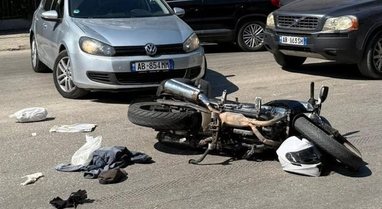 Aksident në Sarandë, makina përplas motorin, një i plagosur