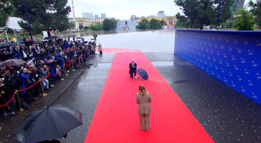 'Show' with Meloni/ Rama kneels, the Italian Prime Minister is