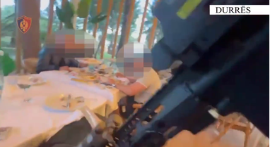 Video/ Ishin duke drekuar në restorant, momenti kur policia arreston